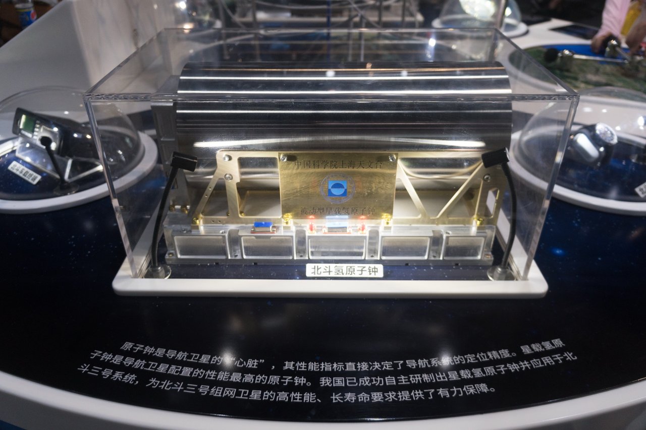 北斗三号卫星采用的星载氢原子钟(中国科技馆展品)