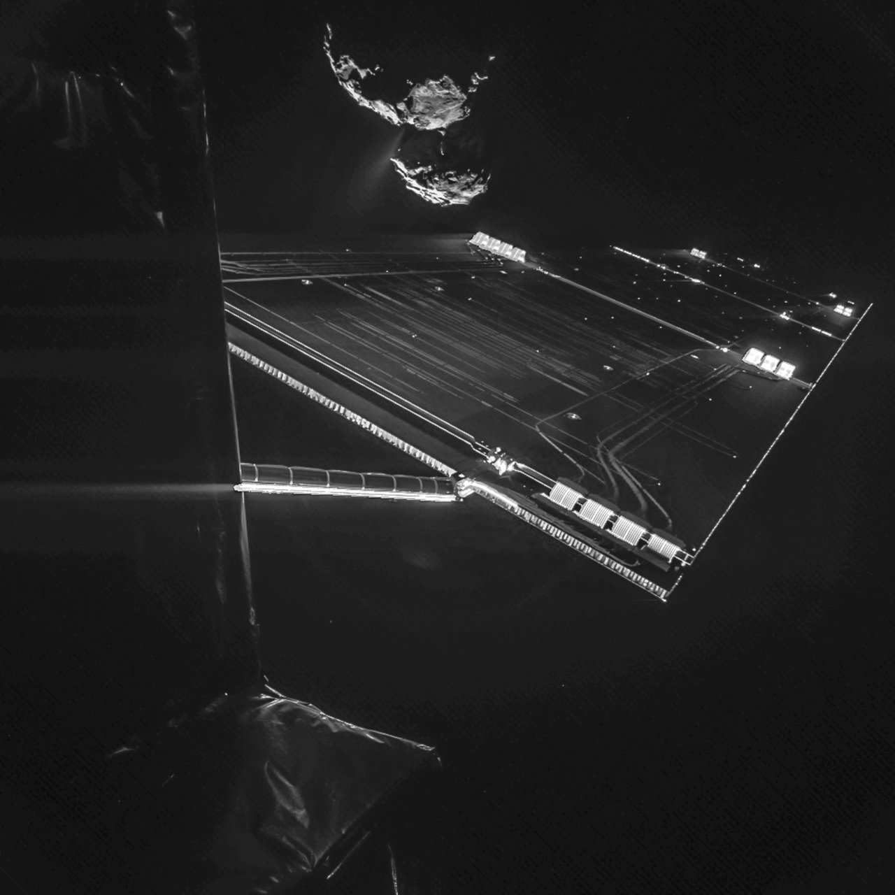 菲萊相機拍到的任務自拍:羅塞塔號太陽翼和遠處的 67P 同框。ESA/Rosetta/Philae/CIVA。