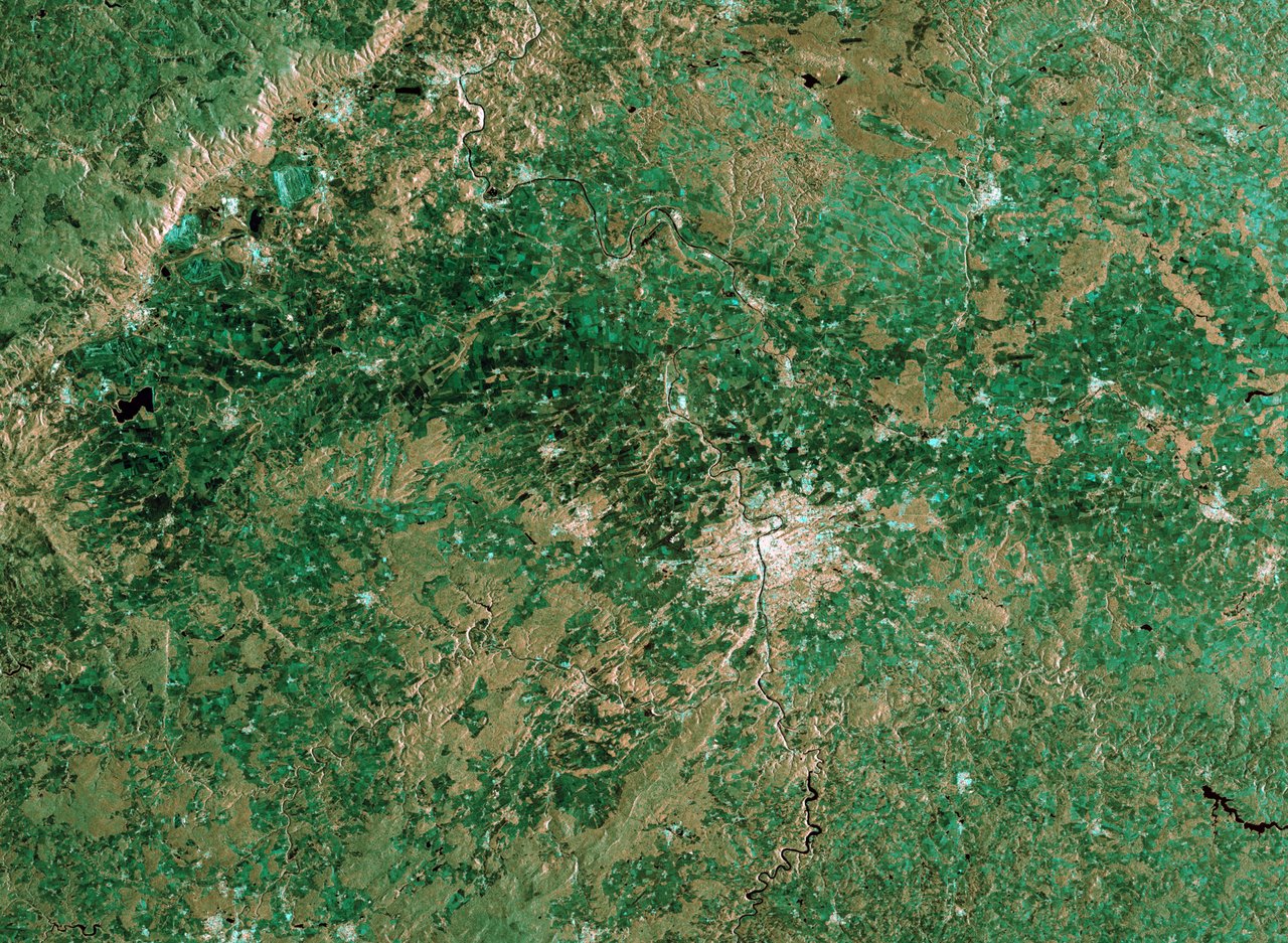 Sentinel-1 合成孔径雷达影像：捷克布拉格及周边，城市与河流在雷达回波下清晰可辨