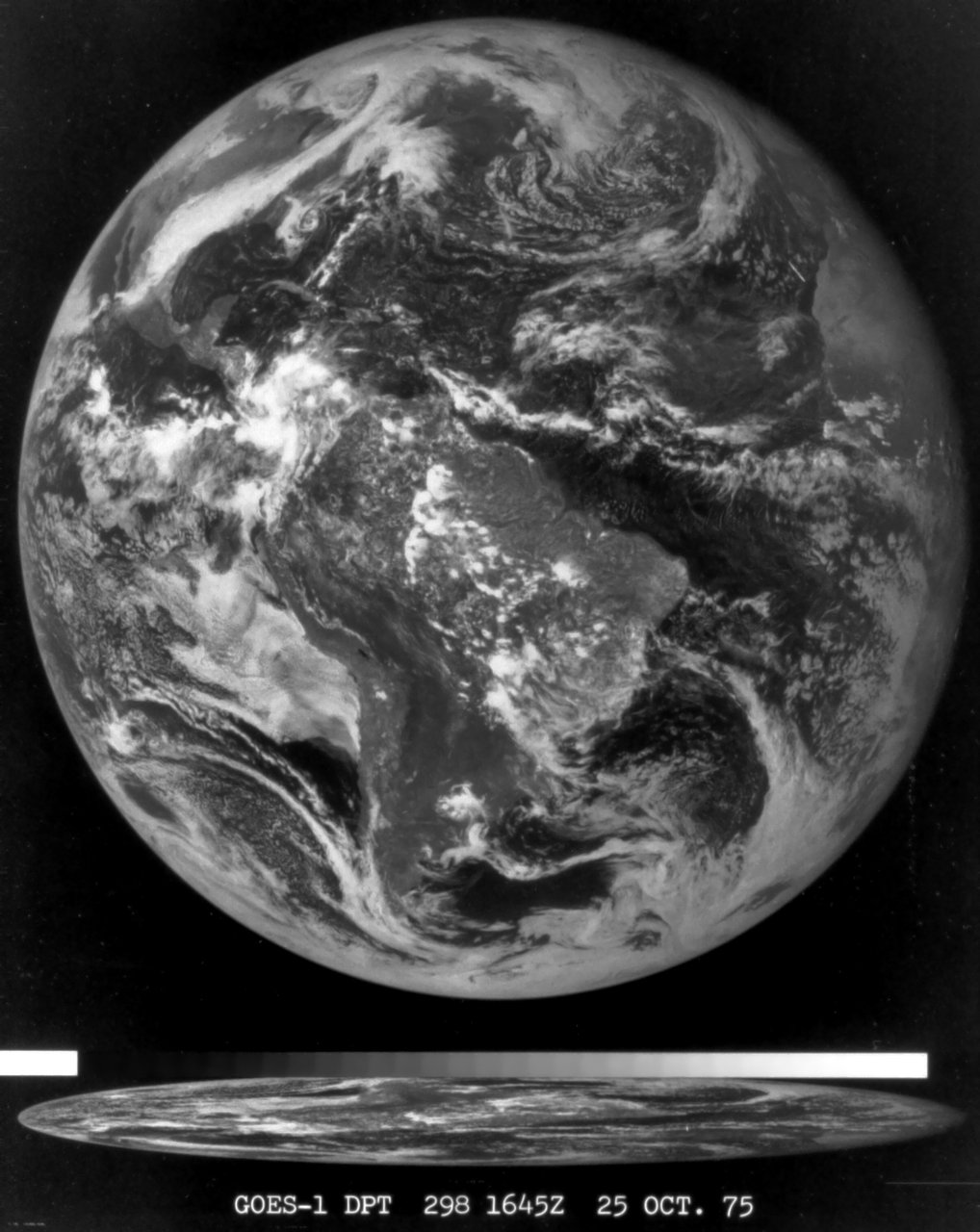 1975 年 10 月 25 日 GOES-1 传回的第一张地球全圆盘云图