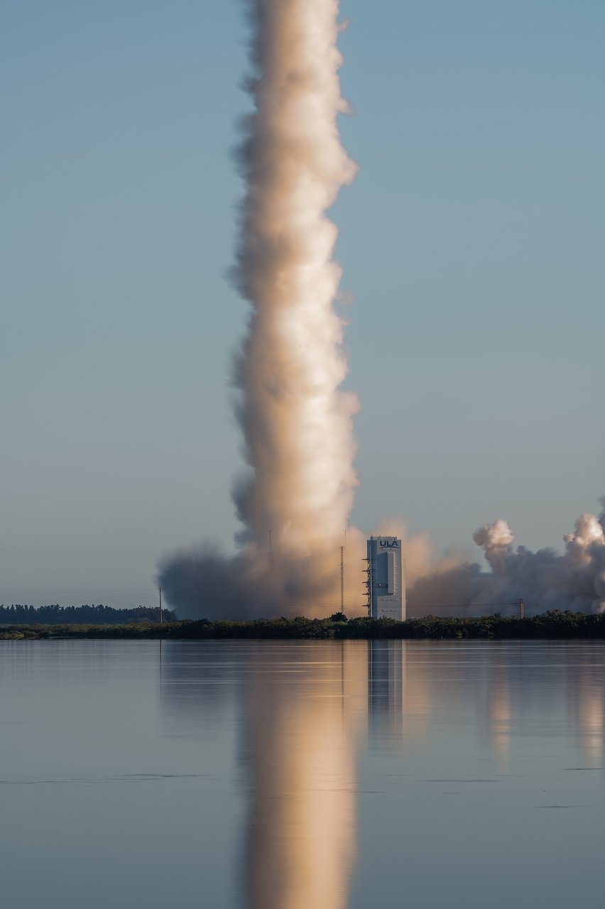 An Atlas V’s exhaust plume during a Kuiper launch. US Space Force