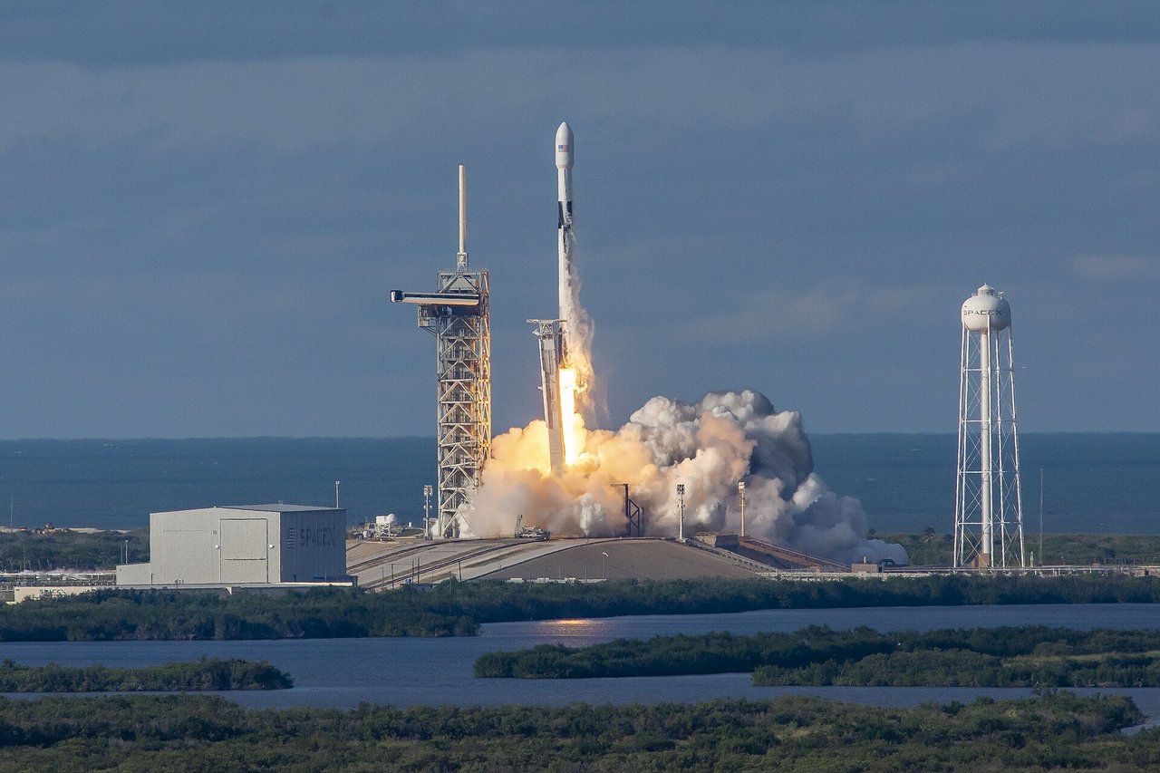 Eine Falcon 9 startet Es’hail-2, der QO-100 trägt