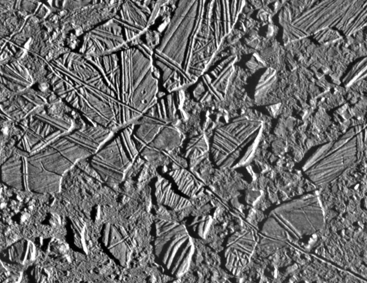 壊れて移動した氷のいかだと、再凍結した物質が見えるConamara Chaosの高解像度画像