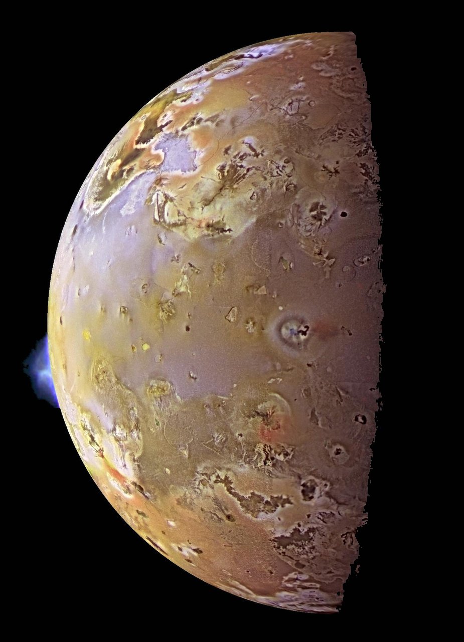 Galileo-Aufnahme nahe Ios Tag-Nacht-Grenze mit einer blauen Vulkanfontäne am Rand