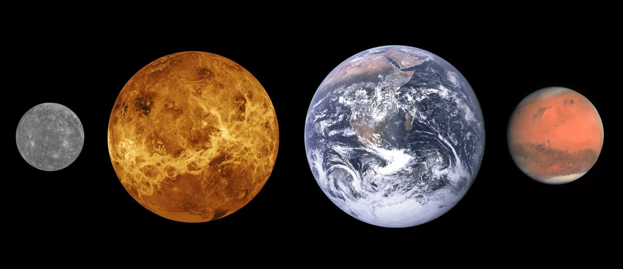 Größenvergleich von Merkur, Venus, Erde und Mars; Merkur ist der kleinste Gesteinsplanet