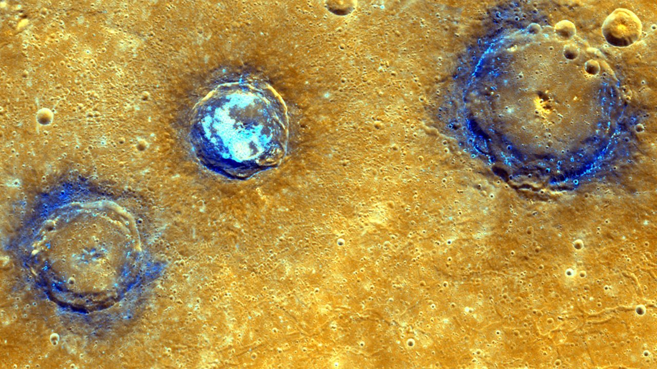 MESSENGER-Falschfarbenaufnahme der Krater Munch, Sander und Poe mit orangefarbenen Vulkanebenen im Caloris-Becken
