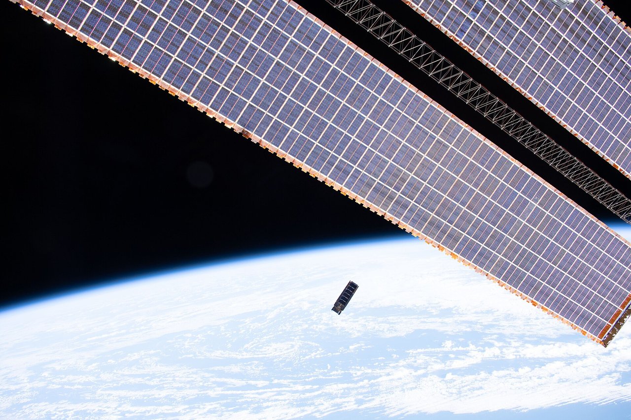 Der CubeSat QARMAN nach dem Aussetzen von der ISS