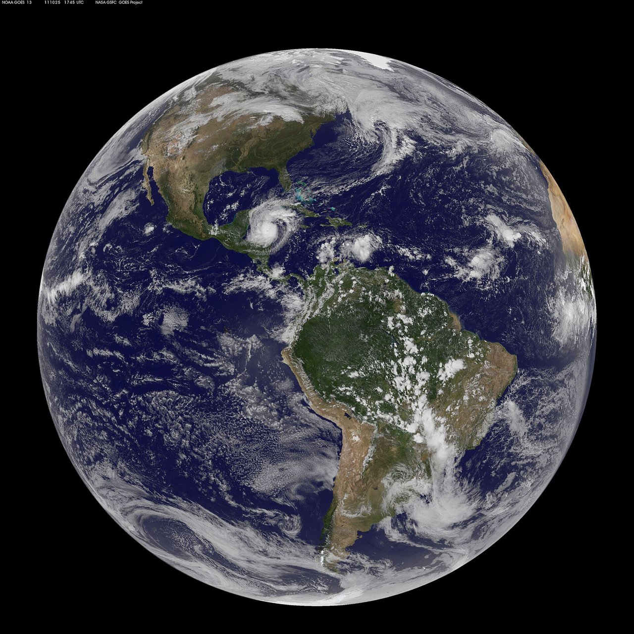 GOES-13-Vollscheibenaufnahme Amerikas mit einem Atlantikhurrikan links oben