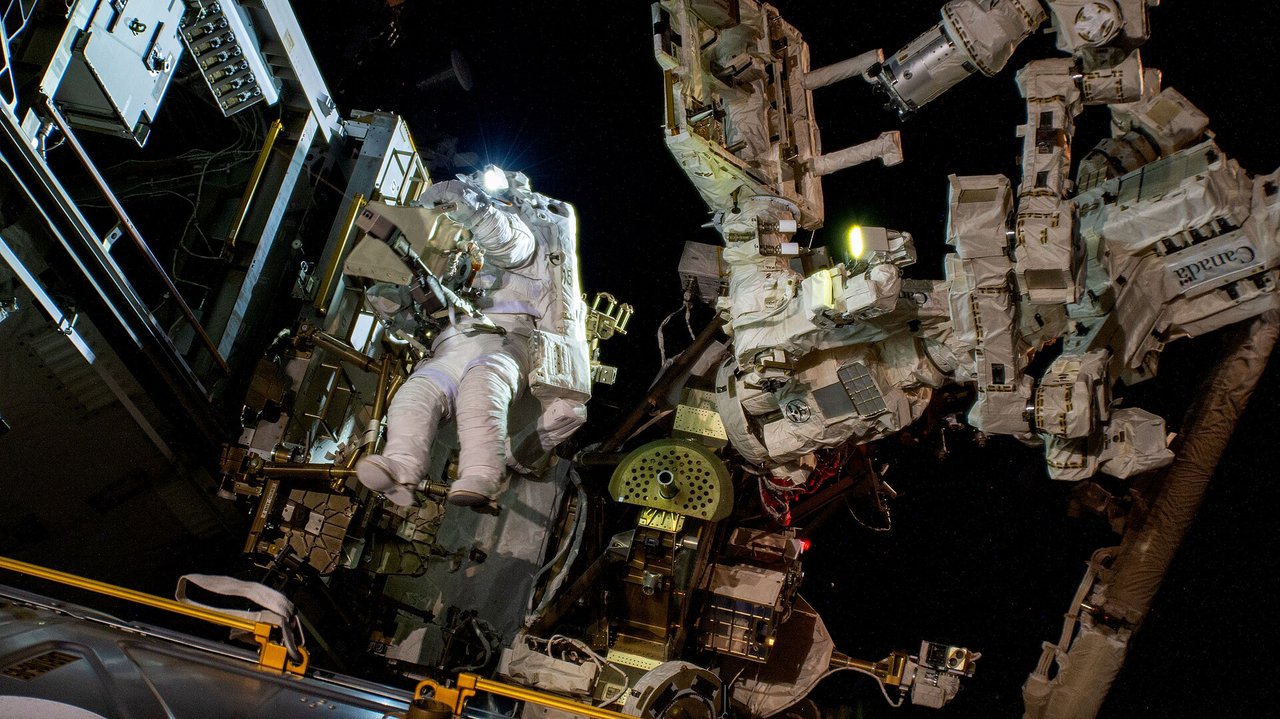 Ein Astronaut bei einem Außenbordeinsatz an der ISS