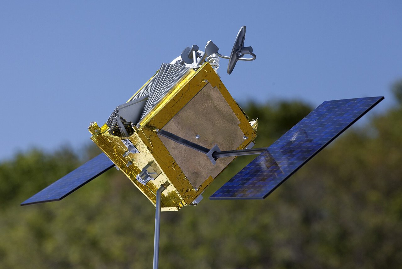 OneWeb衛星の実物模型