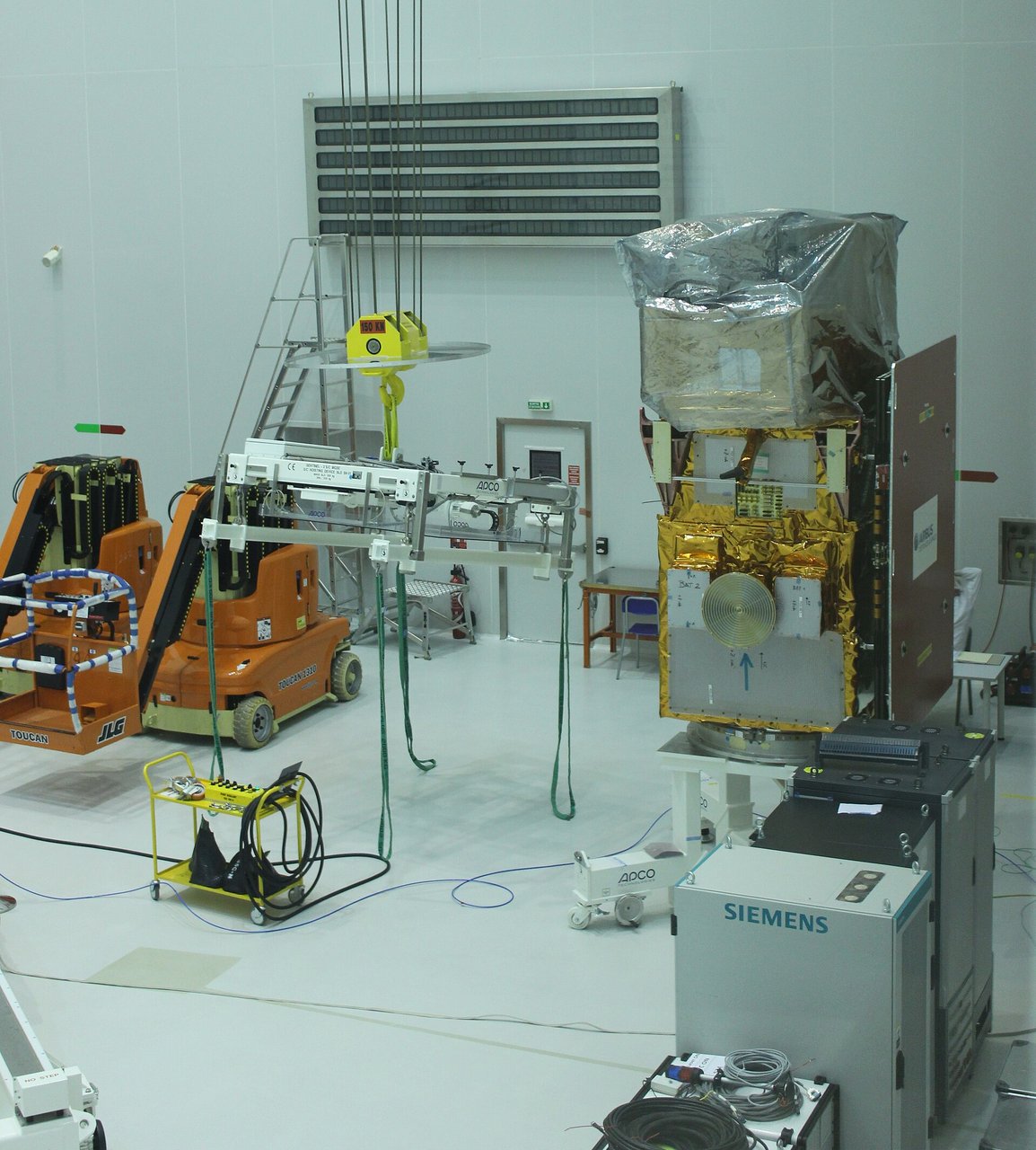 Sentinel-2A der ESA bei der Montage im Reinraum
