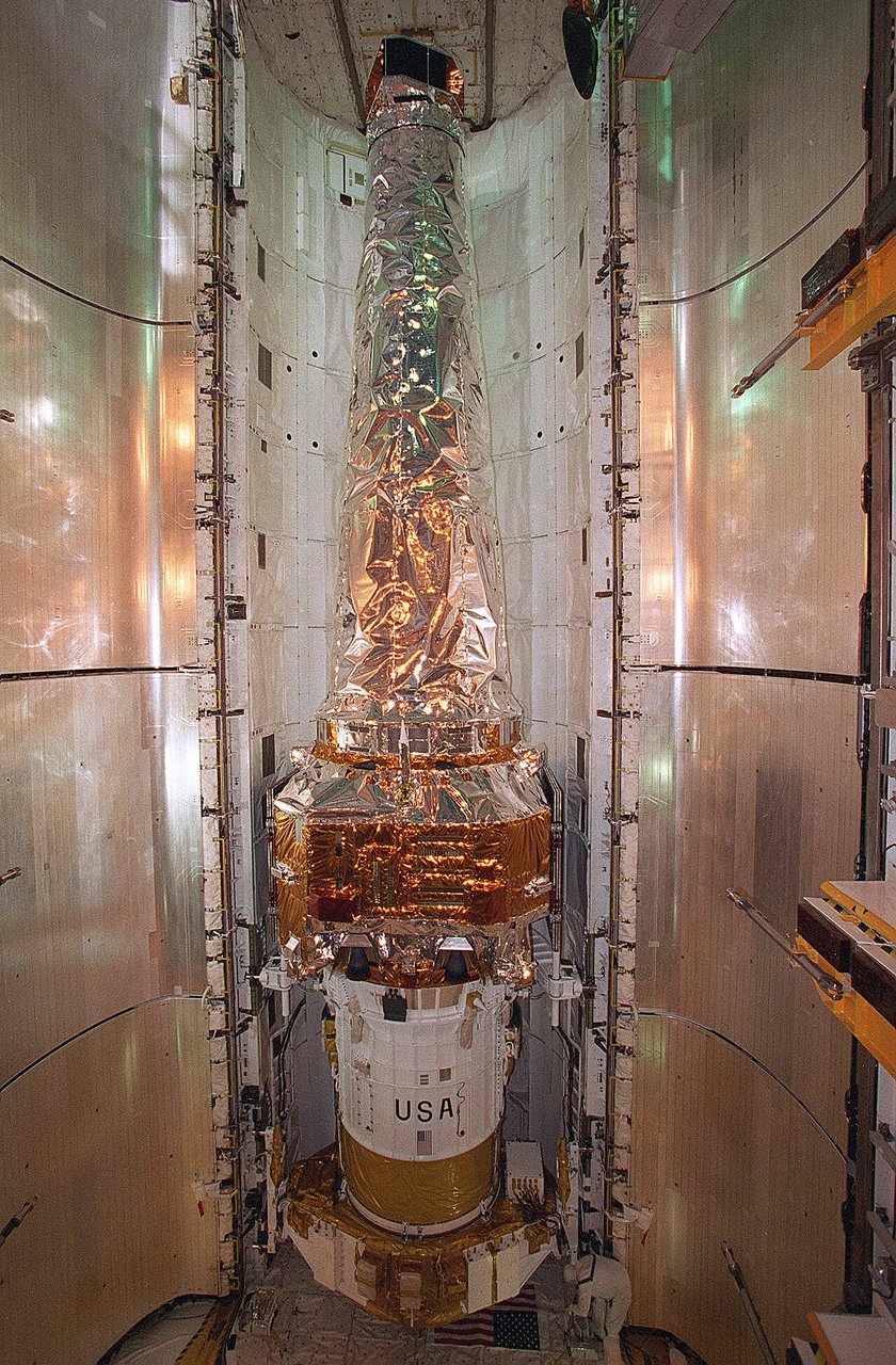 Chandra vor dem Aussetzen 1999 im Frachtraum der Columbia