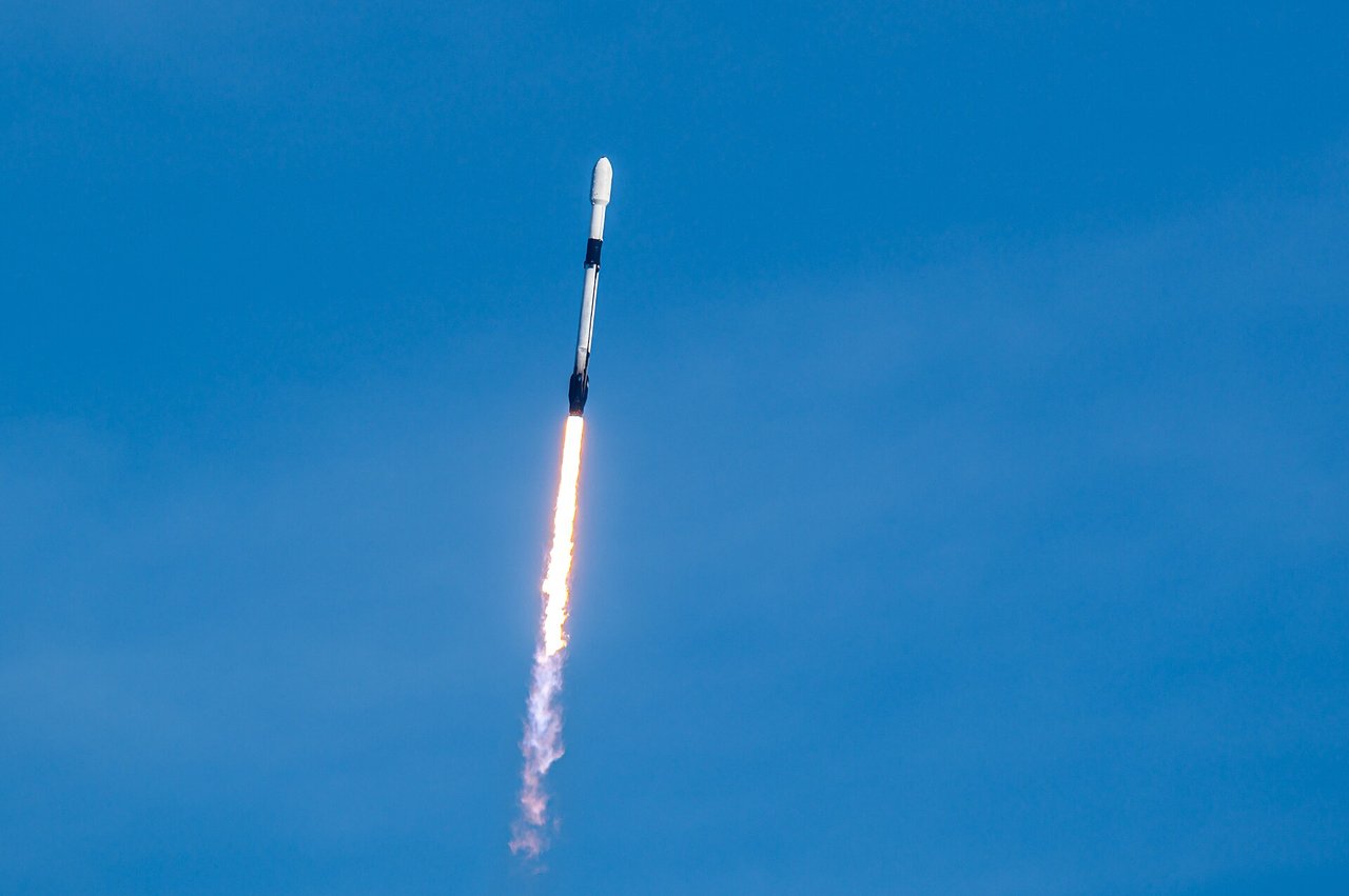 Eine Falcon 9 mit Starlink-Satelliten; US Space Force