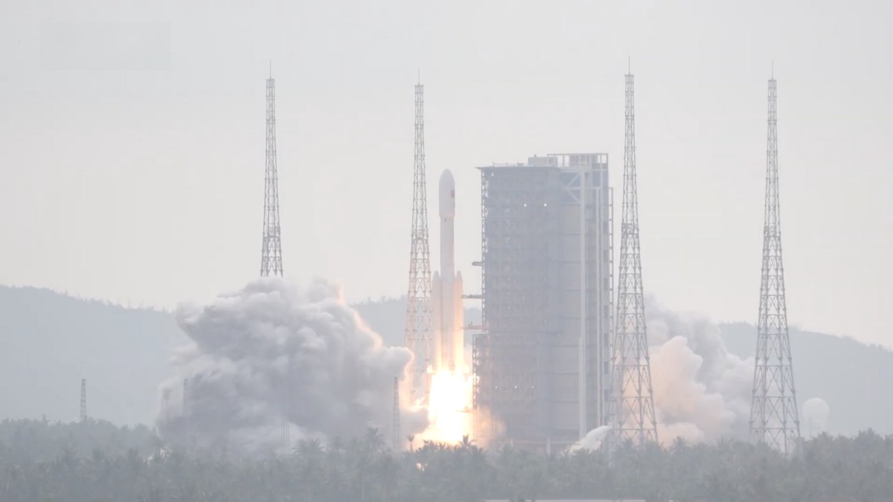 Eine Langer-Marsch-7-Rakete startet ein Tianzhou-Frachtraumschiff von Wenchang